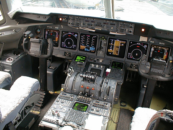 MD-11-flight deck3.jpg
